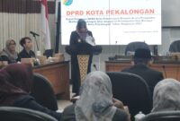 Wakil Wali Kota Pekalongan Bilqis membacakan Pengantar Nota Keuangan Rancangan APBD 2027 dalam rapat paripurna DPRD, Senin (14/9/26).