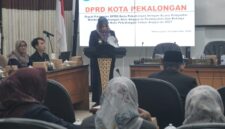 Wakil Wali Kota Pekalongan Bilqis membacakan Pengantar Nota Keuangan Rancangan APBD 2027 dalam rapat paripurna DPRD, Senin (14/9/26).