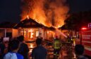 Sebuah gudang dan tiga rumah di Desa Kalipancur terbakar akibat korsleting listrik, Kamis (17/9/26). Foto: Istimewa & Ilustrasi AI