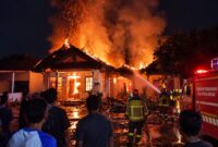 Sebuah gudang dan tiga rumah di Desa Kalipancur terbakar akibat korsleting listrik, Kamis (17/9/26). Foto: Istimewa & Ilustrasi AI