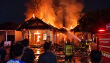 Sebuah gudang dan tiga rumah di Desa Kalipancur terbakar akibat korsleting listrik, Kamis (17/9/26). Foto: Istimewa & Ilustrasi AI