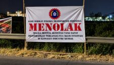 Sepanduk penolakan demo terpasang di pinggir jalan kawasan KEK Kendal, Kamis (17/9/26). Foto: Ilustrasi AI