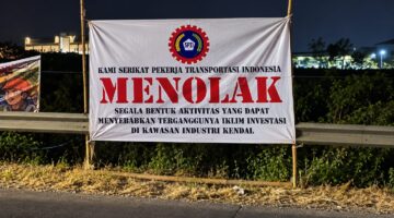 Sepanduk penolakan demo terpasang di pinggir jalan kawasan KEK Kendal, Kamis (17/9/26). Foto: Ilustrasi AI