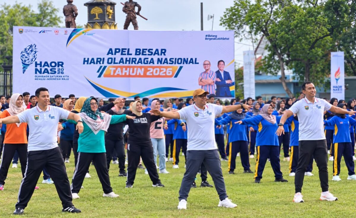 Bupati Batang M Faiz Kurniawan senam bersama usai Apel Besar Haornas di Lapangan Pendopo setempat, Jumat (18/9/26). Foto: Istimewa & Ilustrasi AI