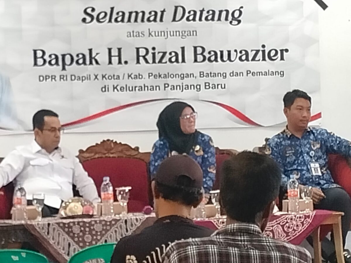 Anggota DPR RI Rizal Bawazier saat bertemu dengan Ketua RW di Aula Kantor Kelurahan Panjang Baru, Kamis (17/8/26).