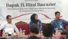 Anggota DPR RI Rizal Bawazier saat bertemu dengan Ketua RW di Aula Kantor Kelurahan Panjang Baru, Kamis (17/8/26).