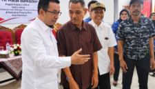 Anggota DPR RI Rizal Bawazier saat bertemu para ketua RW di Aula Kelurahan Panjang Baru, Kamis (17/9/26). Foto: Ilustrasi AI