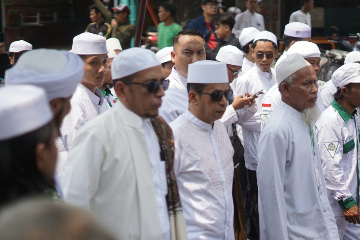 Anggota DPR RI Rizal Bawazier (tengah) saat menuju ke lokasi acara Maulid Nabi Muhammad SAW di Kauman Ledok, Jumat (18/9/26).