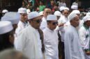 Anggota DPR RI Rizal Bawazier (tengah) saat menuju ke lokasi acara Maulid Nabi Muhammad SAW di Kauman Ledok, Jumat (18/9/26).