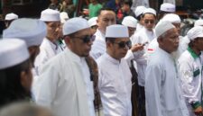 Anggota DPR RI Rizal Bawazier (tengah) saat menuju ke lokasi acara Maulid Nabi Muhammad SAW di Kauman Ledok, Jumat (18/9/26).