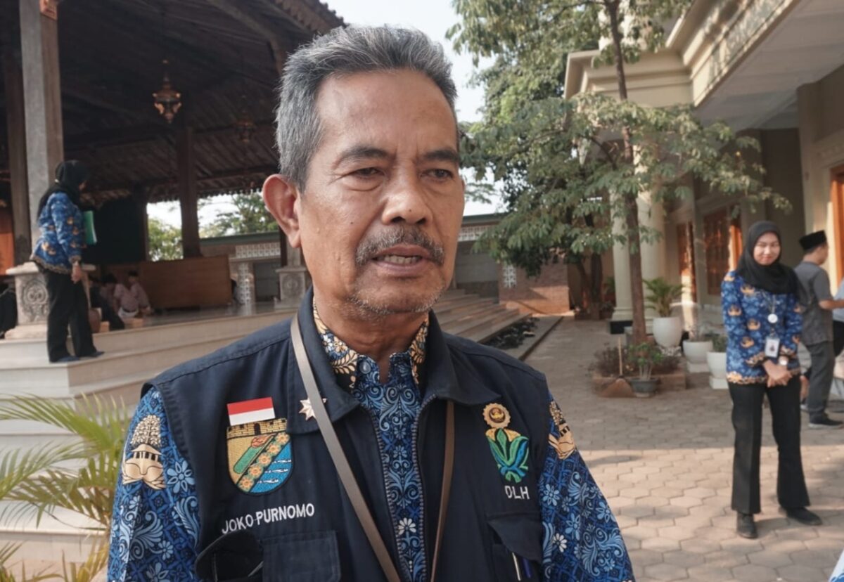 Kepala DLH Joko Purnomo mendampingi Wakil Wali Kota Pekalongan Bilqis Diab mulai mensosialisasikan pengelolaan sampah mandiri di lingkungan Pondok Pesantren , Kamis (17/9/26). Foto: Istimewa