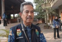Kepala DLH Joko Purnomo mendampingi Wakil Wali Kota Pekalongan Bilqis Diab mulai mensosialisasikan pengelolaan sampah mandiri di lingkungan Pondok Pesantren , Kamis (17/9/26). Foto: Istimewa