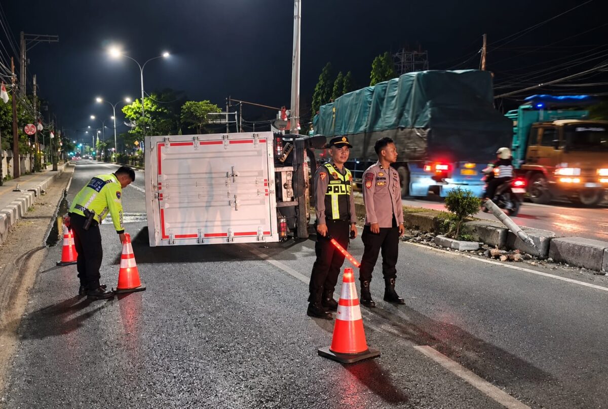 Polisi memberlakukan kontra flow setelah truk boks terguling di Jalur Pantura masuk wilayah Kelurahan Kasepuhan, Sabtu (19/9/26). Foto: Istimewa & Ilustrasi AI