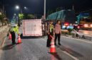 Polisi memberlakukan kontra flow setelah truk boks terguling di Jalur Pantura masuk wilayah Kelurahan Kasepuhan, Sabtu (19/9/26). Foto: Istimewa & Ilustrasi AI