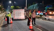 Polisi memberlakukan kontra flow setelah truk boks terguling di Jalur Pantura masuk wilayah Kelurahan Kasepuhan, Sabtu (19/9/26). Foto: Istimewa & Ilustrasi AI