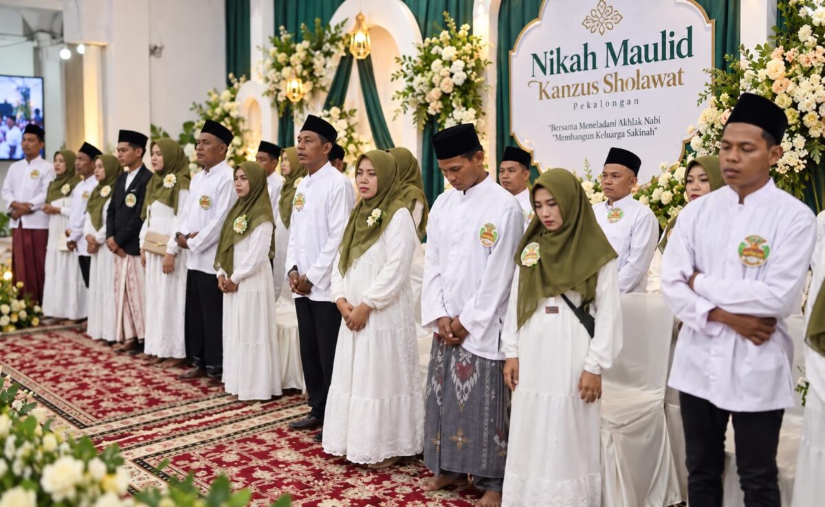Sebanyak 21 pasangan melangsungkan nikah massal di Gedung Kanzus Sholawat Kota Pekalongan, Sabtu (19/9/26). Foto: Istimewa & Ilustrasi AI