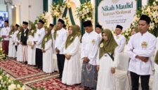 Sebanyak 21 pasangan melangsungkan nikah massal di Gedung Kanzus Sholawat Kota Pekalongan, Sabtu (19/9/26). Foto: Istimewa & Ilustrasi AI