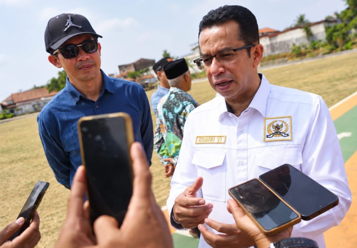 Anggota Komisi VI DPR RI Rizal Bawazier meminta masyarakat menjaga dan merawat lintasan jogging track di Lapangan Desa Cokronegoro sebagai fasilitas publik yang bisa dimanfaatkan bersama, Sabtu (19/9/2026). Foto: Istimewa & Ilustrasi AI