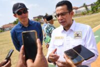 Anggota Komisi VI DPR RI Rizal Bawazier meminta masyarakat menjaga dan merawat lintasan jogging track di Lapangan Desa Cokronegoro sebagai fasilitas publik yang bisa dimanfaatkan bersama, Sabtu (19/9/2026). Foto: Istimewa & Ilustrasi AI