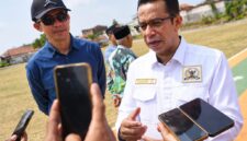 Anggota Komisi VI DPR RI Rizal Bawazier meminta masyarakat menjaga dan merawat lintasan jogging track di Lapangan Desa Cokronegoro sebagai fasilitas publik yang bisa dimanfaatkan bersama, Sabtu (19/9/2026). Foto: Istimewa & Ilustrasi AI