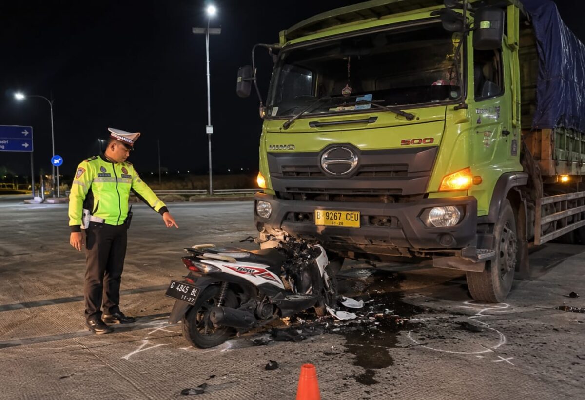 Petugas Satlantas Polresta Batang melakukan penanganan kecelakaan yang melibatkan sepeda motor Honda Beat dan truk tronton di Jalan Raya KITB, Desa Sawangan, Kecamatan Gringsing, Kabupaten Batang, Sabtu (19/9/2026) malam.