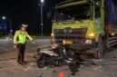 Petugas Satlantas Polresta Batang melakukan penanganan kecelakaan yang melibatkan sepeda motor Honda Beat dan truk tronton di Jalan Raya KITB, Desa Sawangan, Kecamatan Gringsing, Kabupaten Batang, Sabtu (19/9/2026) malam.
