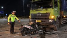 Petugas Satlantas Polresta Batang melakukan penanganan kecelakaan yang melibatkan sepeda motor Honda Beat dan truk tronton di Jalan Raya KITB, Desa Sawangan, Kecamatan Gringsing, Kabupaten Batang, Sabtu (19/9/2026) malam.