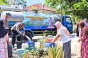 Warga Dukuh Bantul, Desa Kesesi, Kabupaten Pekalongan antre mengisi jeriken dengan air bersih bantuan Propam Polri, Senin (21/9/2026). Foto: Istimewa & AI