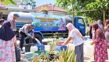 Warga Dukuh Bantul, Desa Kesesi, Kabupaten Pekalongan antre mengisi jeriken dengan air bersih bantuan Propam Polri, Senin (21/9/2026). Foto: Istimewa & AI