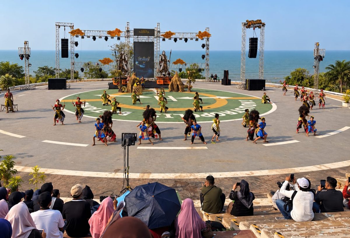 Pemandangan Bukit Srawung yang dijadikan helipad berubah menjadi tempat warga Kabupaten Batang Srawungan, Senin (21/9/26). Foto: Istimewa & AI