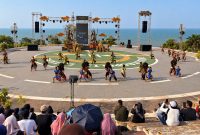 Pemandangan Bukit Srawung yang dijadikan helipad berubah menjadi tempat warga Kabupaten Batang Srawungan, Senin (21/9/26). Foto: Istimewa & AI