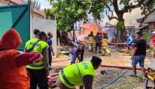 Petugas gabungan memadamkan kebakaran gudang kayu di Gembong Timur, Kelurahan Kedungwuni Timur, Kecamatan Kedungwuni, Kabupaten Pekalongan, Senin (21/9/26). Foto: Istimewa & AI