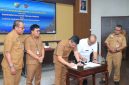 Wali Kota Pekalongan H.A. Afzan Arslan Djunaid bersama Kepala BPN Kota Pekalongan Andhi Pratama Putra menandatangani Nota Kesepakatan Sinergi Tugas dan Fungsi Bidang Keuangan Daerah dan Bidang Pertanahan di Ruang Buketan Setda Kota Pekalongan, Senin (21/9/2026). Foto: Istimewa
