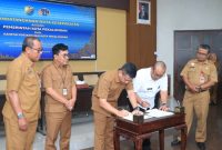 Wali Kota Pekalongan H.A. Afzan Arslan Djunaid bersama Kepala BPN Kota Pekalongan Andhi Pratama Putra menandatangani Nota Kesepakatan Sinergi Tugas dan Fungsi Bidang Keuangan Daerah dan Bidang Pertanahan di Ruang Buketan Setda Kota Pekalongan, Senin (21/9/2026). Foto: Istimewa