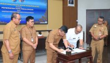 Wali Kota Pekalongan H.A. Afzan Arslan Djunaid bersama Kepala BPN Kota Pekalongan Andhi Pratama Putra menandatangani Nota Kesepakatan Sinergi Tugas dan Fungsi Bidang Keuangan Daerah dan Bidang Pertanahan di Ruang Buketan Setda Kota Pekalongan, Senin (21/9/2026). Foto: Istimewa