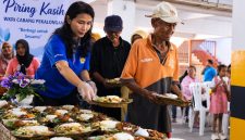 WKRI Cabang Pekalongan membagikan makanan dan pakaian layak pakai kepada masyarakat dalam kegiatan Piring Kasih di Gereja Katolik Santo Petrus Pekalongan, Senin (21/9/2026). Foto: Istimewa & AI
