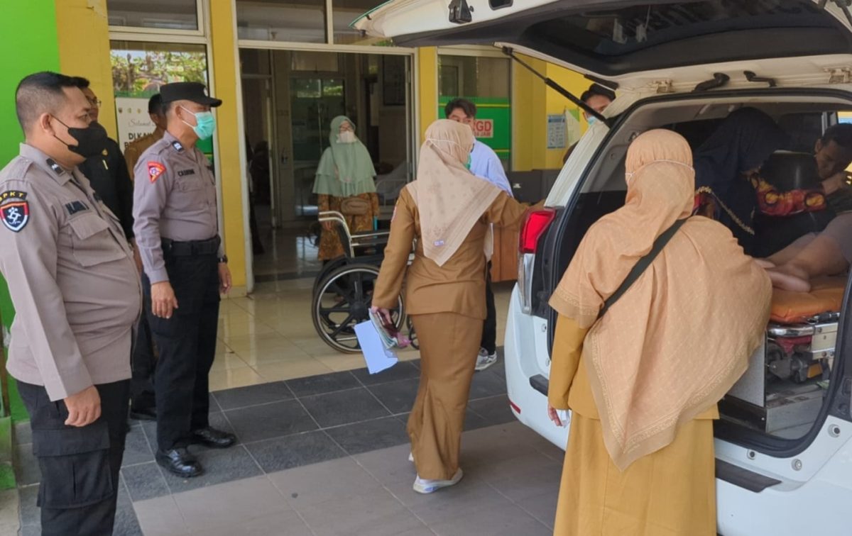 Petugas membantu warga Desa Rowobelang, Kecamatan Batang, Kabupaten Batang, yang mengalami gejala mual, muntah, diare dan lemas setelah mengonsumsi PMT dalam kegiatan Posyandu Mawar, Selasa (21/9/2026).
