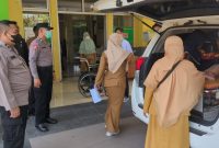 Petugas membantu warga Desa Rowobelang, Kecamatan Batang, Kabupaten Batang, yang mengalami gejala mual, muntah, diare dan lemas setelah mengonsumsi PMT dalam kegiatan Posyandu Mawar, Selasa (21/9/2026).