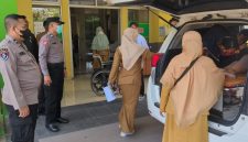 Petugas membantu warga Desa Rowobelang, Kecamatan Batang, Kabupaten Batang, yang mengalami gejala mual, muntah, diare dan lemas setelah mengonsumsi PMT dalam kegiatan Posyandu Mawar, Selasa (21/9/2026).
