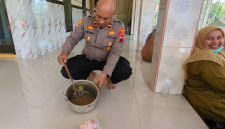 Polisi memperlihatkan panci berisi sisa bubur kacang ijo yang disantap warga di tiga RT di Desa Rowobelang, sebagai PMT dalam kegiatan Posyandu Mawar, Selasa (22/9/2026).