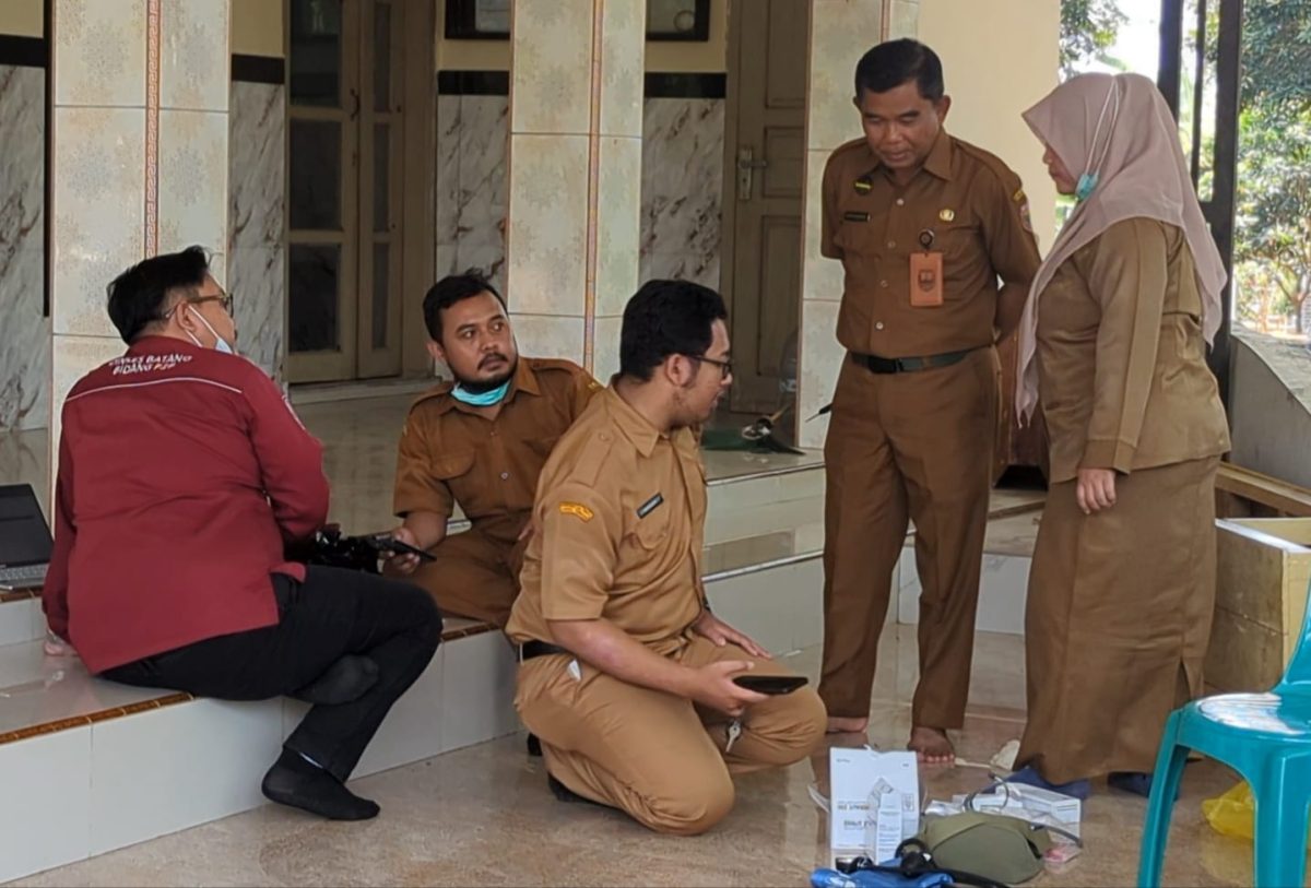 Petugas Kesehatan dari Puskesmas Batang 3 melakukan penanganan darurat bagi korban dugaan keracunan PMT di Desa Rowobelang, Selasa (22/9/26).
