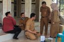 Petugas Kesehatan dari Puskesmas Batang 3 melakukan penanganan darurat bagi korban dugaan keracunan PMT di Desa Rowobelang, Selasa (22/9/26).