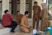 Petugas Kesehatan dari Puskesmas Batang 3 melakukan penanganan darurat bagi korban dugaan keracunan PMT di Desa Rowobelang, Selasa (22/9/26).