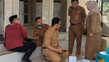 Petugas Kesehatan dari Puskesmas Batang 3 melakukan penanganan darurat bagi korban dugaan keracunan PMT di Desa Rowobelang, Selasa (22/9/26).