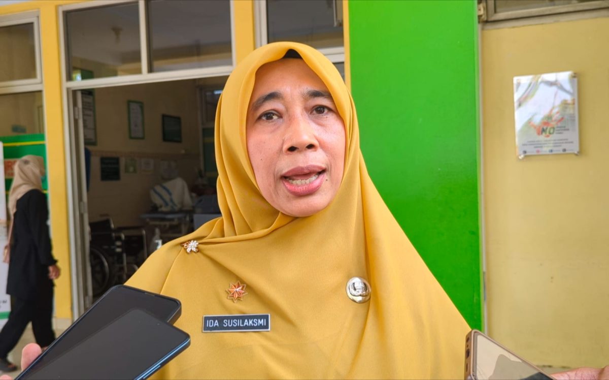 Kepala Dinas Kesehatan Kabupaten Batang Ida Susilaksmi saat memberikan keterangan kepada media terkait perkembangan penanganan dugaan keracunan PMT di Desa Rowobelang, Selasa (22/9/26).