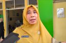 Kepala Dinas Kesehatan Kabupaten Batang Ida Susilaksmi saat memberikan keterangan kepada media terkait perkembangan penanganan dugaan keracunan PMT di Desa Rowobelang, Selasa (22/9/26).
