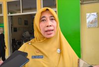 Kepala Dinas Kesehatan Kabupaten Batang Ida Susilaksmi saat memberikan keterangan kepada media terkait perkembangan penanganan dugaan keracunan PMT di Desa Rowobelang, Selasa (22/9/26).