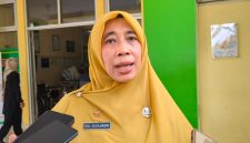 Kepala Dinas Kesehatan Kabupaten Batang Ida Susilaksmi saat memberikan keterangan kepada media terkait perkembangan penanganan dugaan keracunan PMT di Desa Rowobelang, Selasa (22/9/26).