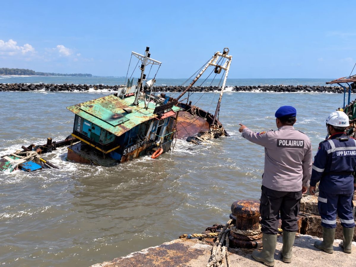 Kapal Tunda Sarden milik PT Timur Bahari kandas dan miring di kolam Dermaga Pelabuhan Niaga, Kelurahan Klidang Lor, Kabupaten Batang, setelah mengalami kebocoran yang diperparah cuaca buruk, Selasa (22/9/26). Foto: Istimewa & AI