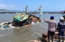 Kapal Tunda Sarden milik PT Timur Bahari kandas dan miring di kolam Dermaga Pelabuhan Niaga, Kelurahan Klidang Lor, Kabupaten Batang, setelah mengalami kebocoran yang diperparah cuaca buruk, Selasa (22/9/26). Foto: Istimewa & AI